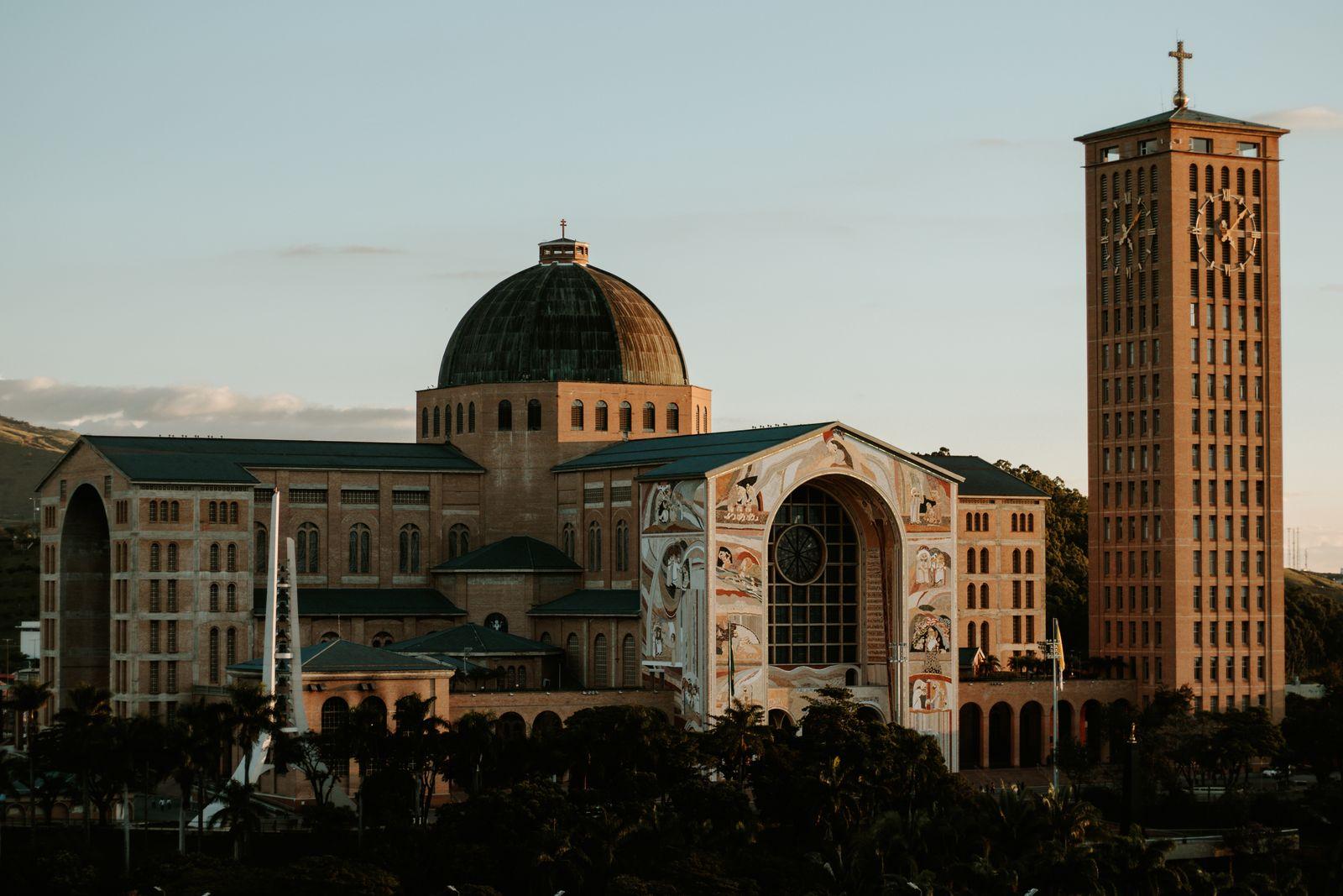 Basílica de Nossa Senhora Aparecida ao entardecer